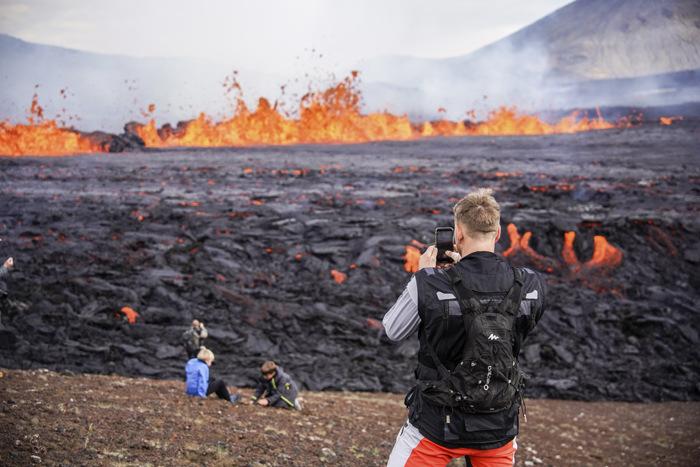 冰島火山噴發(fā)引圍觀