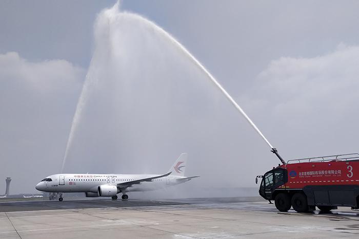 C919抵達(dá)北京過水門