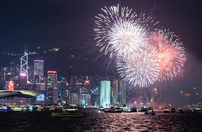 蛇年正月初二香港煙花匯演閃耀夜空